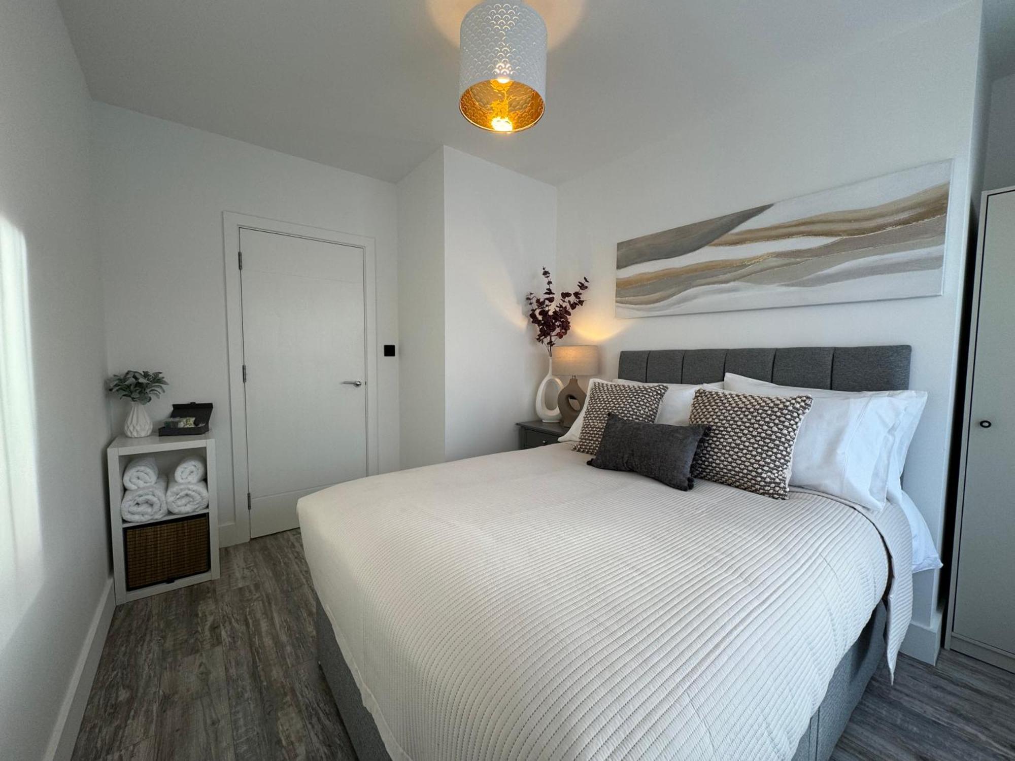 Modern One-Bedroom Apartment Swindon Exterior photo