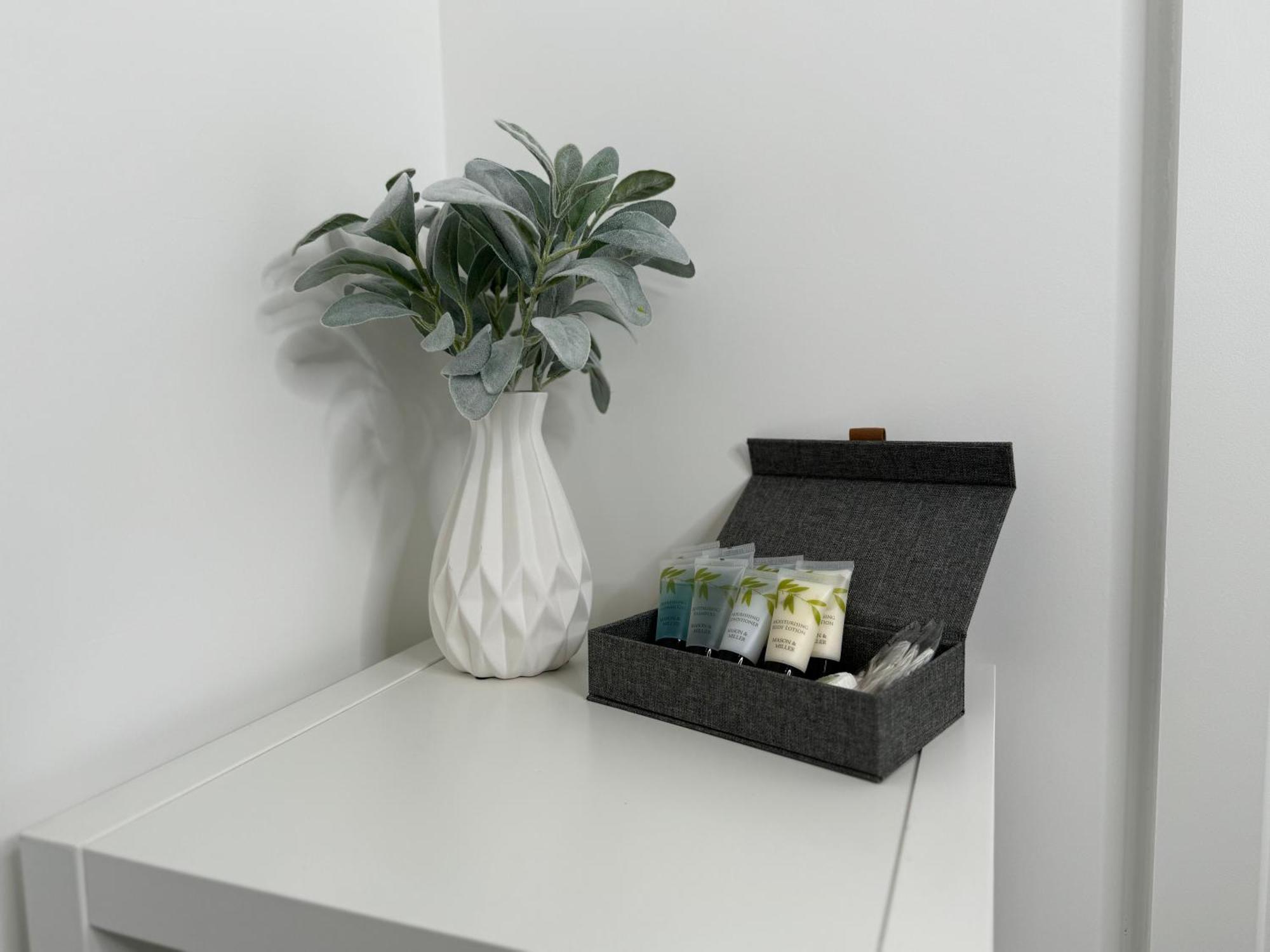 Modern One-Bedroom Apartment Swindon Exterior photo