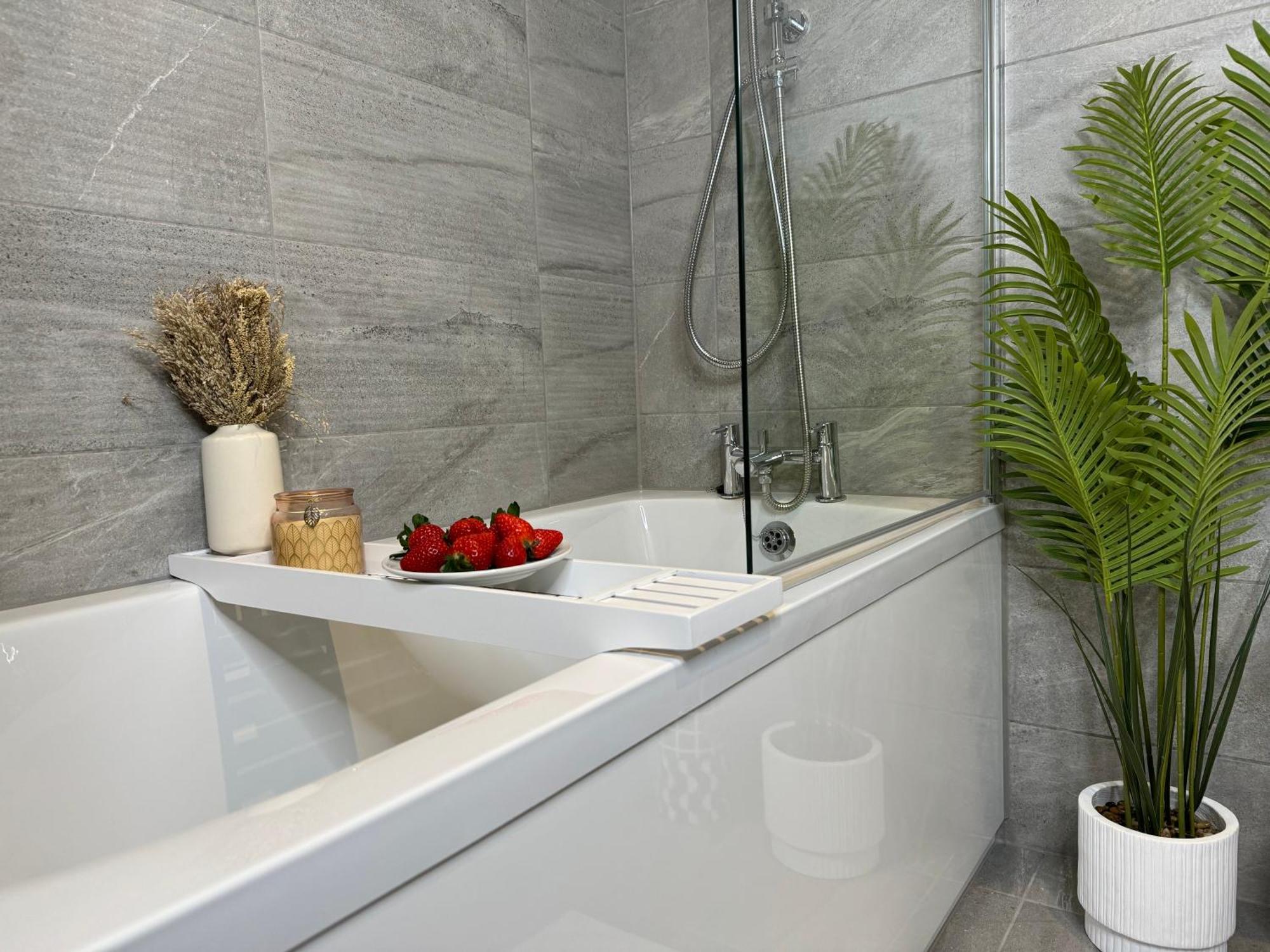 Modern One-Bedroom Apartment Swindon Exterior photo
