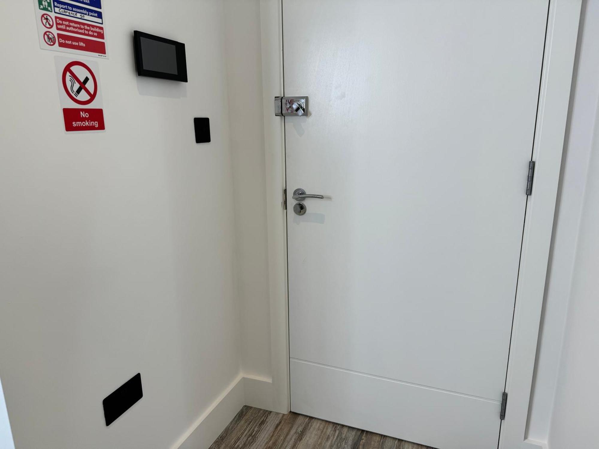 Modern One-Bedroom Apartment Swindon Exterior photo