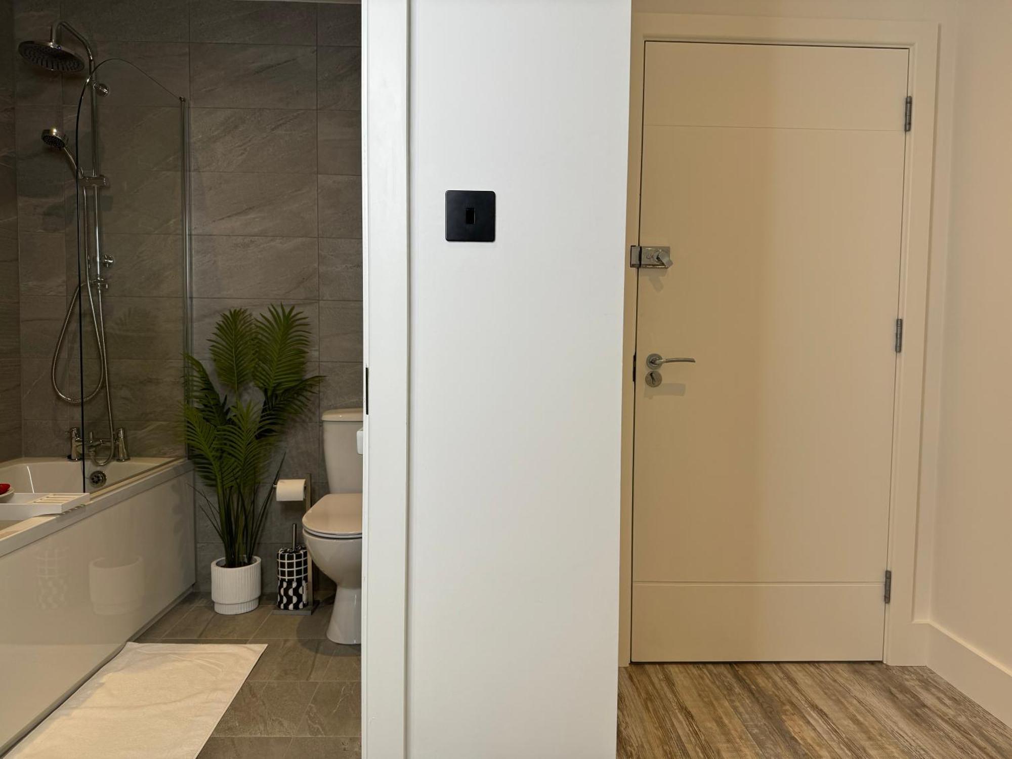 Modern One-Bedroom Apartment Swindon Exterior photo